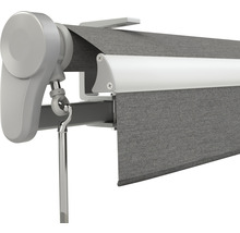 Vue détaillée d''un store banne avec tissu gris et commande mécanique