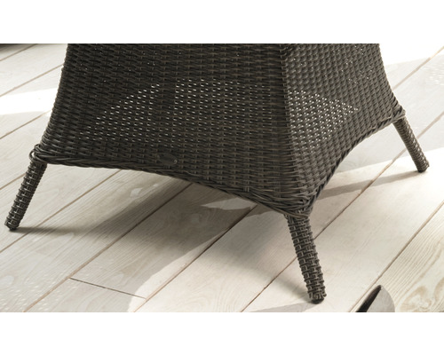 Vue détaillée d''une chaise de jardin en rotin avec un design tressé