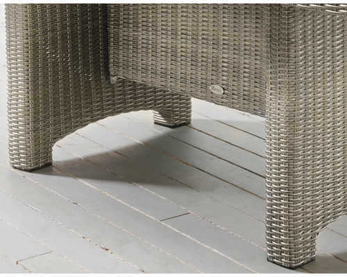 Detailansicht von geflochtenen Gartenmöbeln mit Füssen