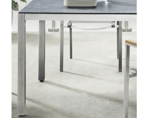 Vue détaillée d''une table de jardin avec structure métallique et plateau