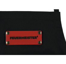 Detailansicht einer schwarzen Grillschürze mit dem roten Logo FeuerMeister