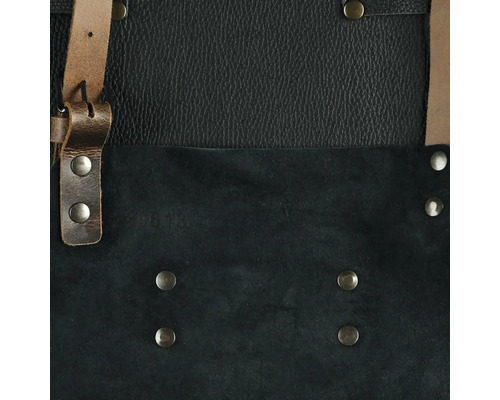 Vue détaillée d''un tablier en cuir avec rivets et bretelles