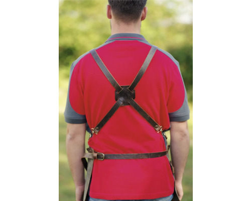 Rückansicht einer Person mit Lederschürze und Trägern