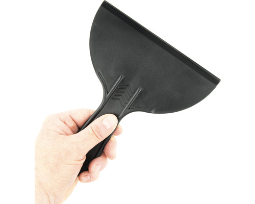 Racloir en plastique noir tenu par une main.