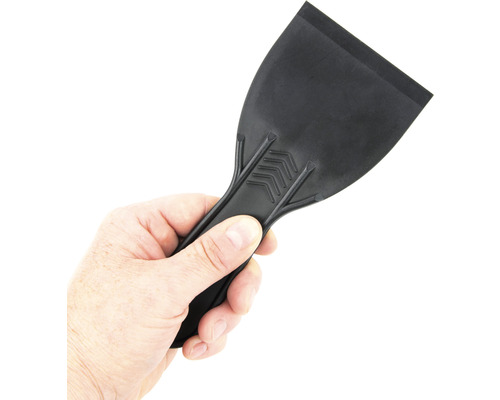 Main tenant un grattoir