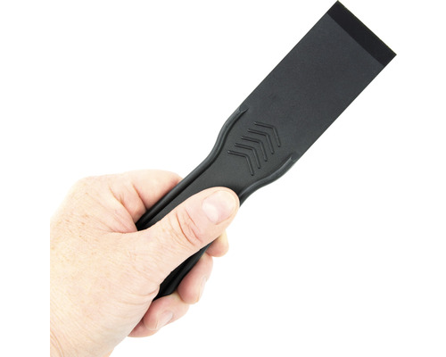 Main tenant un couteau à mastic en plastique