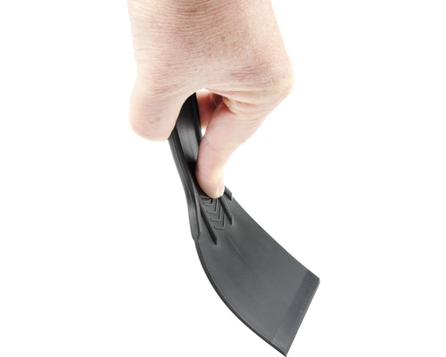 Main tenant un grattoir en plastique noir