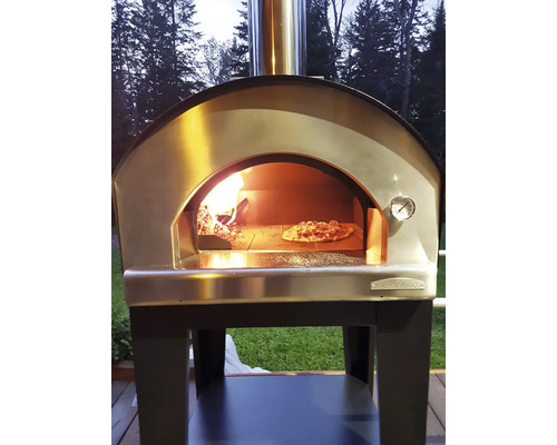 Pizzaofen mit Holzfeuer und Pizza auf dem Stein