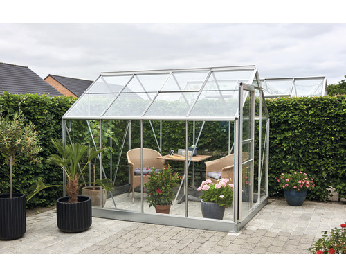 Serre avec table et chaises dans le jardin