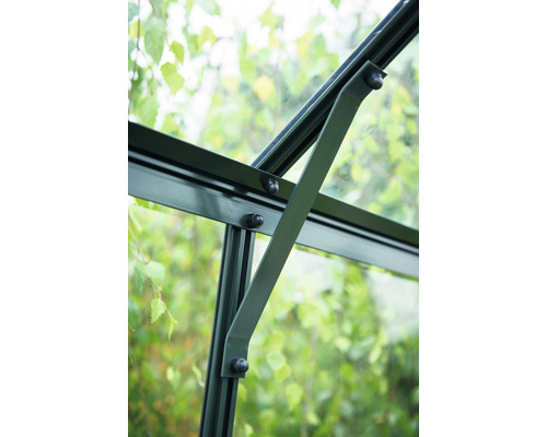 Vue détaillée du cadre vert et des entretoises d''une serre.