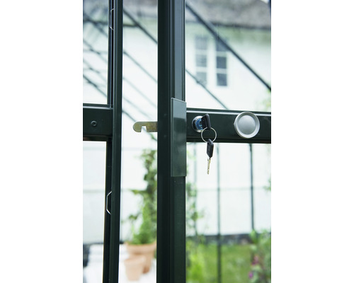 Vue détaillée d''une serre avec une clé dans la serrure