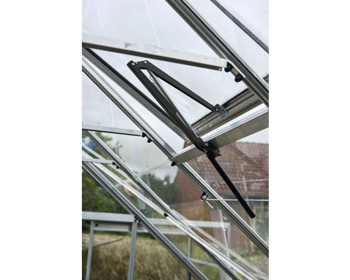 Gros plan d''une fenêtre de serre avec lève-vitre