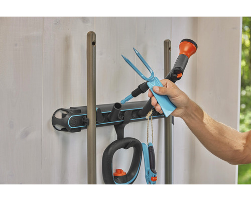 Support pour outils de jardin avec outils de jardin tels que cultivateur, sécateur et pulvérisateur de jardin