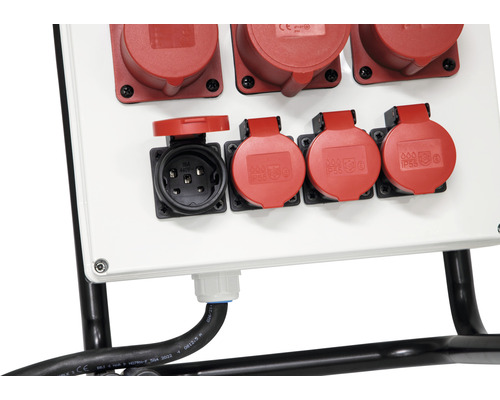 Gros plan d''un boîtier de distribution électrique avec plusieurs prises CEE rouges et une prise de contact de protection.