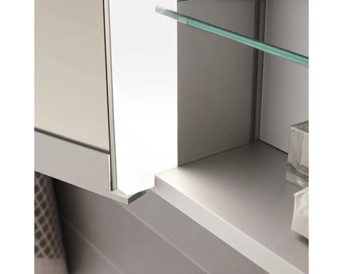 Detailaufnahme eines Spiegelschranks mit Glasablage im Badezimmer