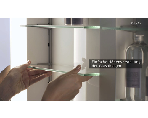 Höhenverstellbare Glasablage in einem Spiegelschrank