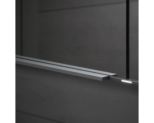 Vue détaillée d''une cabine de douche avec profilé en aluminium et paroi en verre.