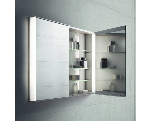 Armoire de toilette avec porte coulissante en verre et éclairage intérieur dans la salle de bain