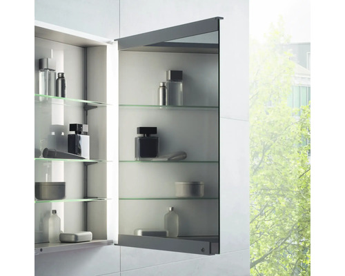 Offener Spiegelschrank mit Glasablagen und Kosmetikprodukten im Badezimmer