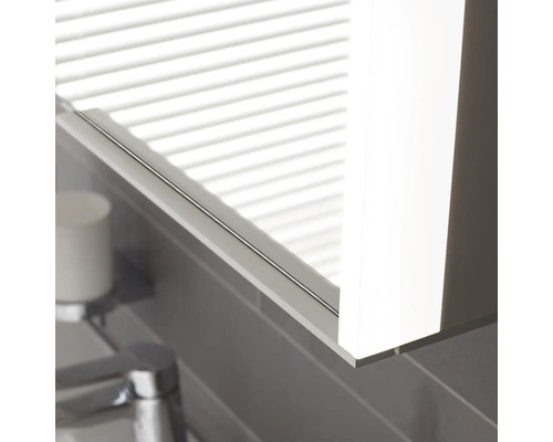 Detailansicht eines Spiegelschranks im Badezimmer mit Beleuchtung