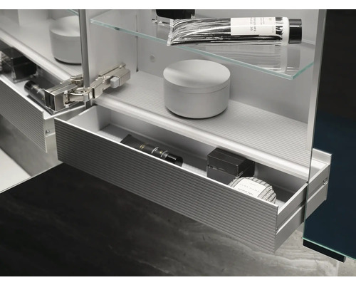 Armoire de toilette ouverte avec étagères en verre et tiroir pour ranger les articles de bain