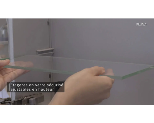 Étagère en verre installée dans une armoire de toilette