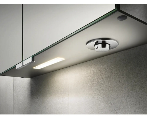 Vue détaillée d''une étagère en verre avec éclairage et miroir dans la salle de bain