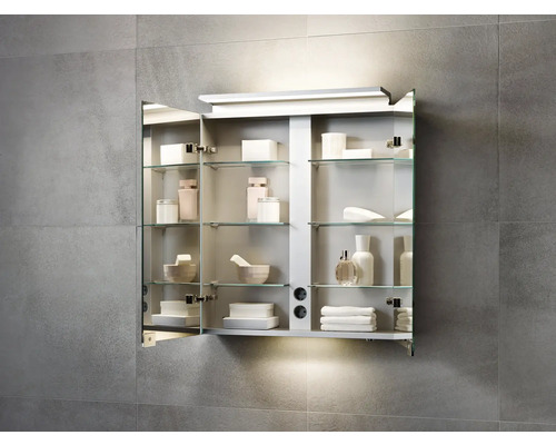 Armoire de toilette ouverte avec étagères en verre, accessoires de salle de bain et éclairage