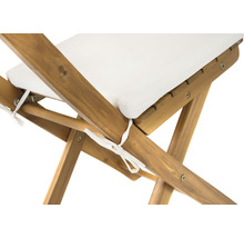 Vue détaillée d''une chaise en bois avec un coussin d''assise blanc