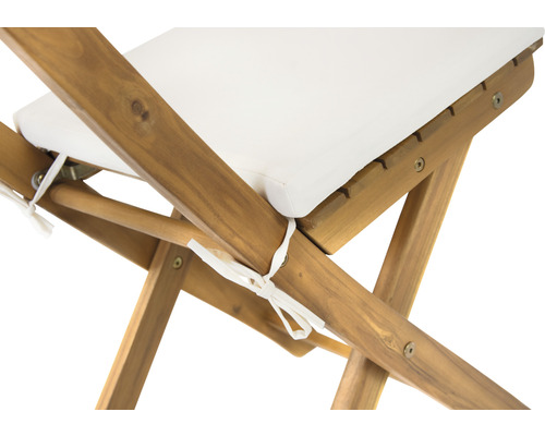 Vue détaillée d''une chaise en bois avec un coussin d''assise blanc