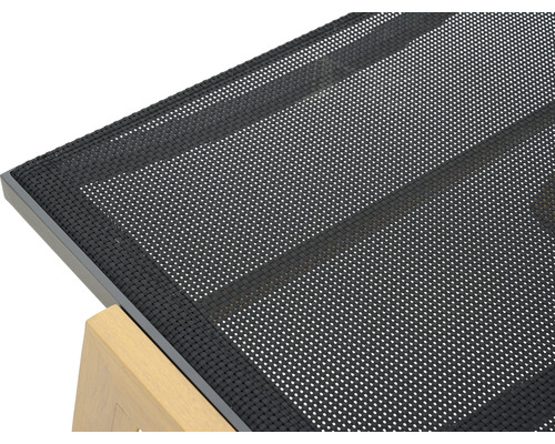 Detailansicht einer Gartenliege mit Netzstruktur