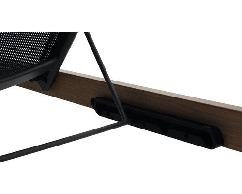 Detailansicht eines Stuhlgestells mit Holzrahmen und Metallbeinen