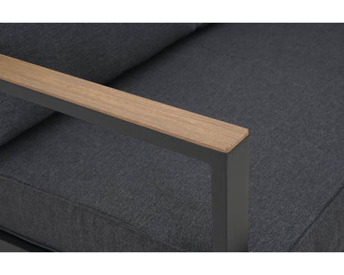 Detailansicht eines Outdoor-Sofas mit Armlehne aus Metall und Holz