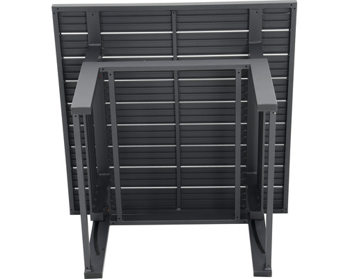 Unteransicht eines Gartentisches mit Lattenmuster