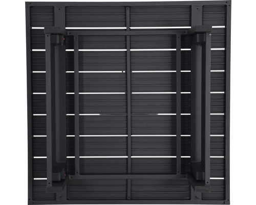 Ansicht von unten eines quadratischen Gartentisches mit Aluminiumgestell