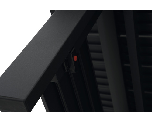 Detailaufnahme eines Metallpavillons mit rotem Knopf zur Bedienung der Lamellen.