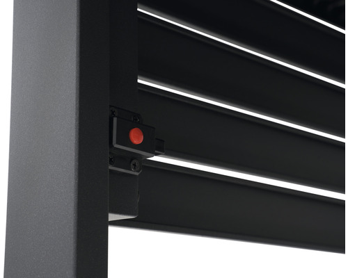 Detailansicht einer Lamellenüberdachung mit rotem Knopf zur Steuerung