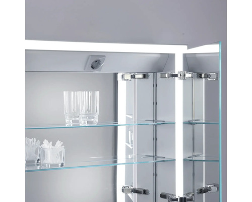 Armoire de toilette ouverte avec étagères en verre, prise et éclairage.