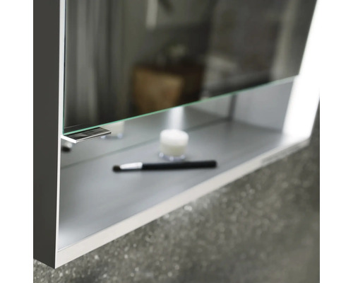 Gros plan d''une armoire de toilette avec étagère et produits cosmétiques