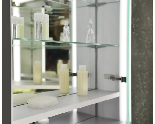 Armoire de toilette avec étagères en verre et produits de soin