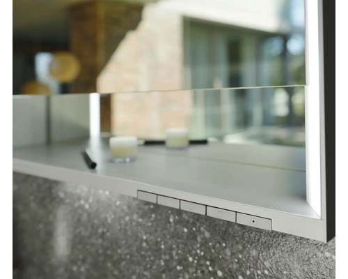 Scène de salle de bains avec armoire de toilette et étagère