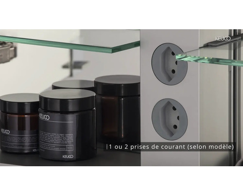 Vue intérieure d''une armoire de toilette avec prises de courant et étagère en verre