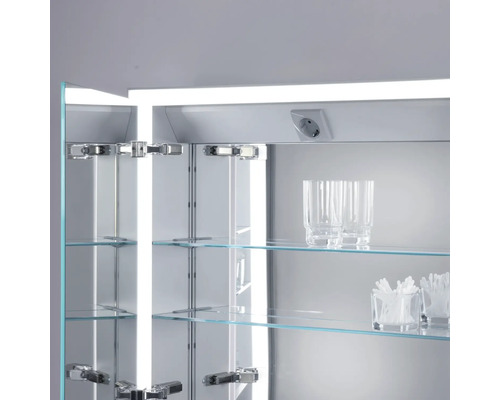 Vue intérieure d''une armoire de toilette avec étagères en verre et prise