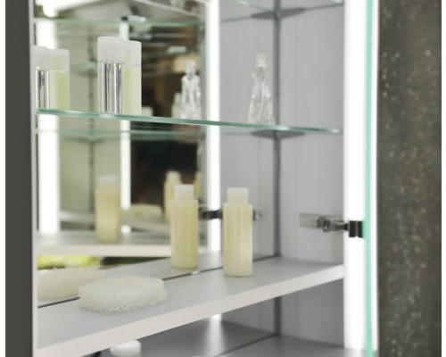 Armoire de toilette ouverte avec étagères en verre et articles de toilette