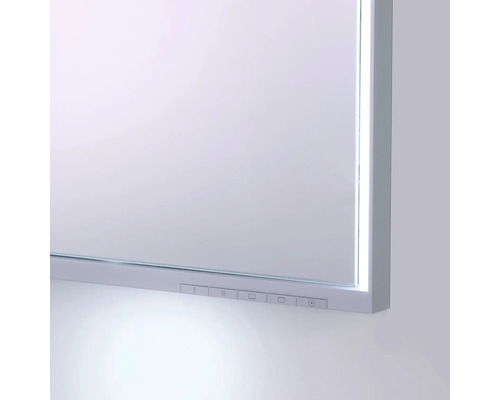Vue détaillée d''un miroir de salle de bains éclairé avec panneau de commande