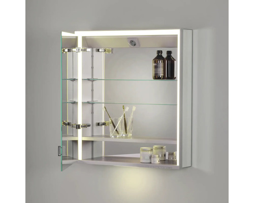 Armoire de toilette ouverte avec étagères en verre et éclairage dans la salle de bain