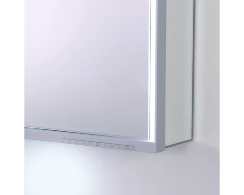 Vue détaillée d''une armoire de toilette avec éclairage et commandes