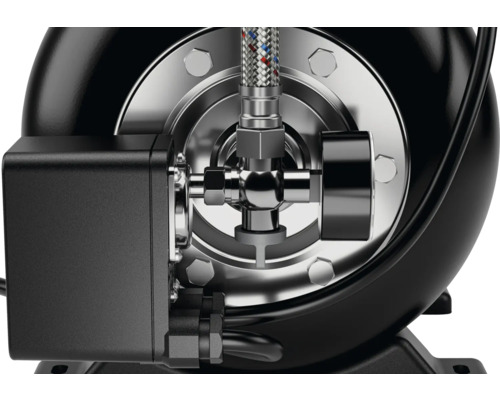 Gros plan d''une pompe de station de relevage domestique avec raccords et manomètre.