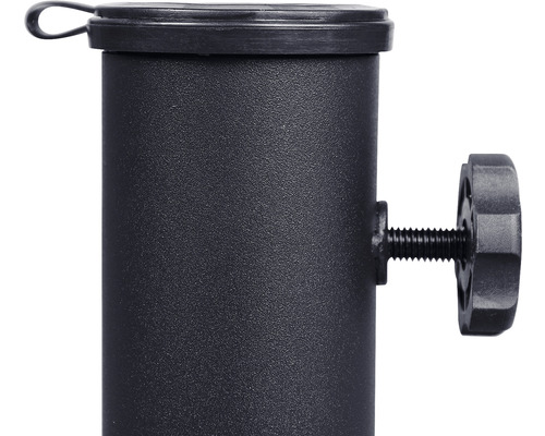 Gros plan sur un pied de parasol avec vis de blocage