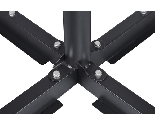 Gros plan du pied métallique d''un parasol avec des vis